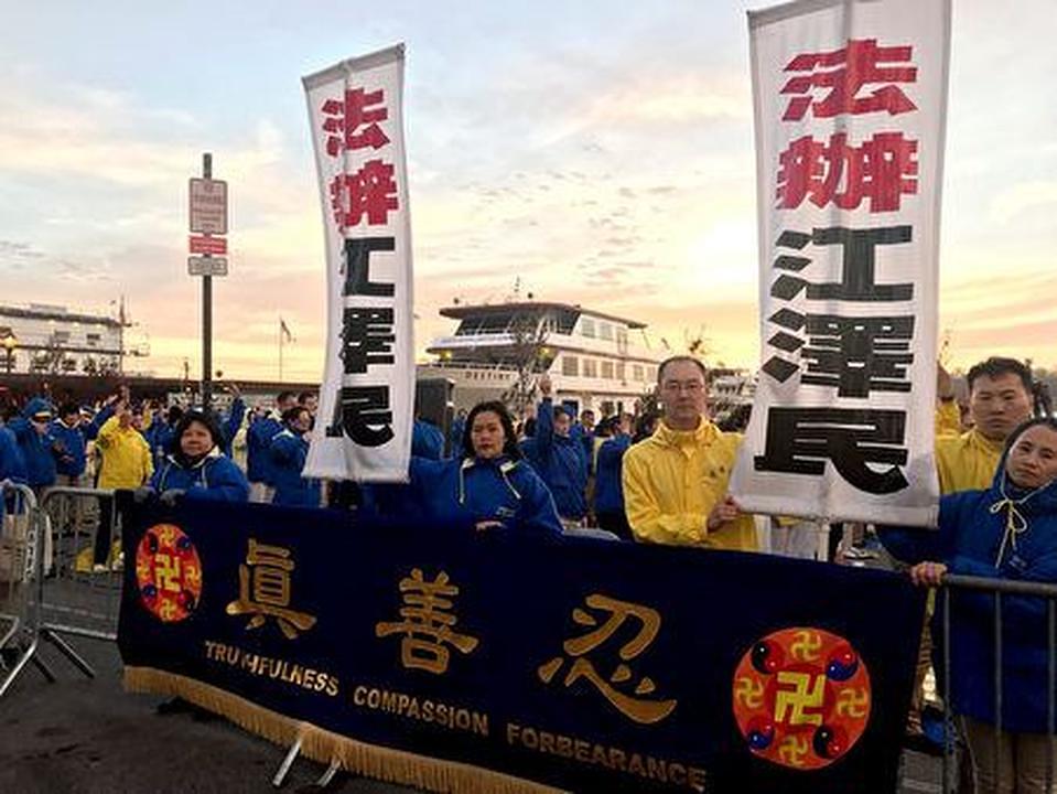 Gosp. Zhang Wei (u sredini, u žutoj odjeći) iz Shandonga je zatražio od Pekinga da odmah oslobode njegovu majku, gođu Zhang Aili. Ona je nezakonito zatvorena od novembra 2018. godine.

 