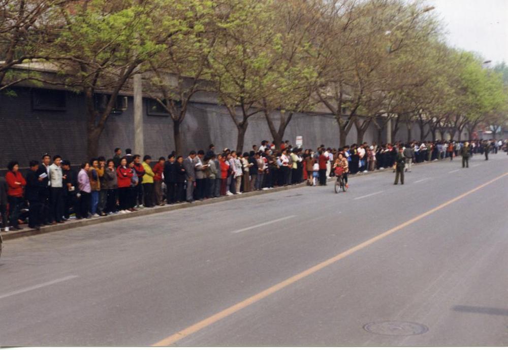 Praktikanti Falun Gonga stoje  u urednim redovima na pločniku preko puta Ureda za žalbe u Pekingu 25. aprila 1999. godine. 