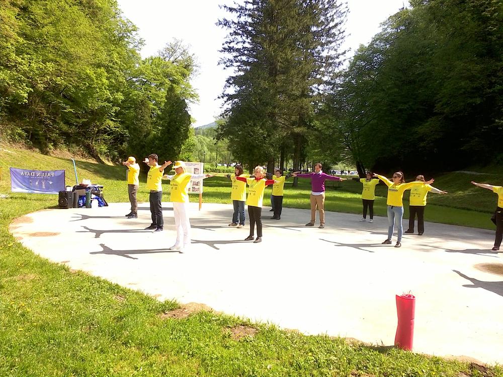 Praktikanti demonstriraju posjetiteljima stojeće Falun Dafa vježbe 