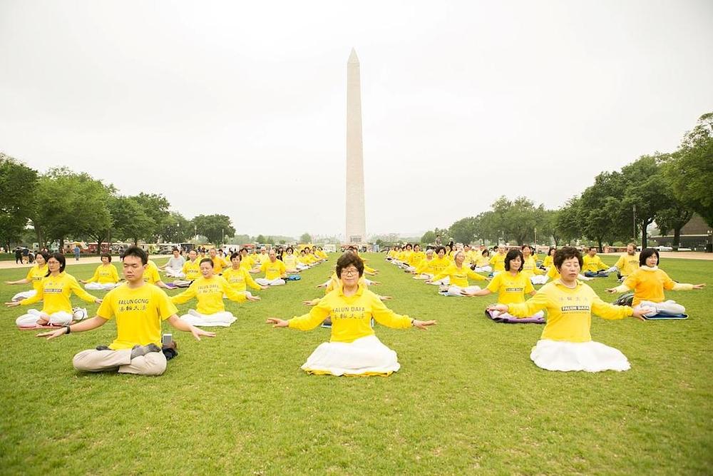 Falun Dafa grupa izvodi vježbe