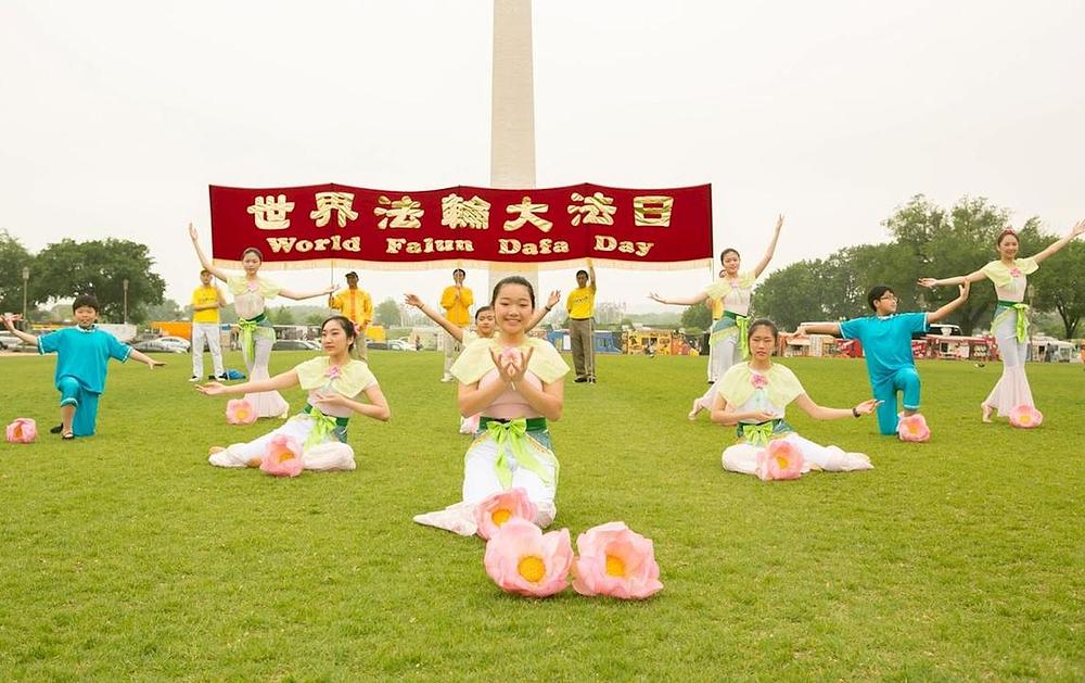 Mladi praktikanti iz Minghui škole izvode ples lotosovog cvijeta.