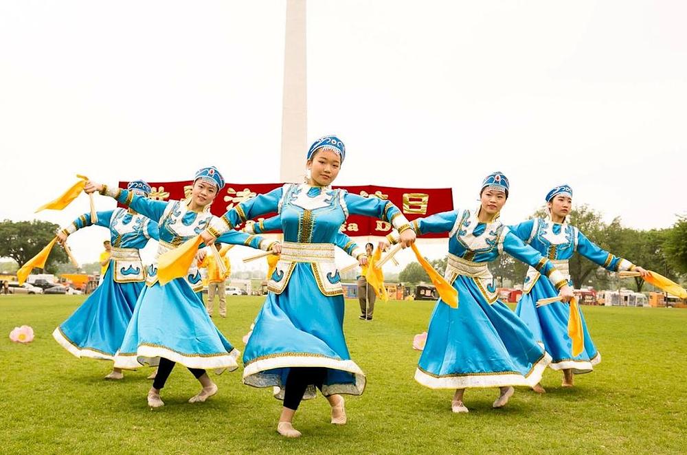Mladi praktikanti iz Minghui škole izvode mongolski ples.