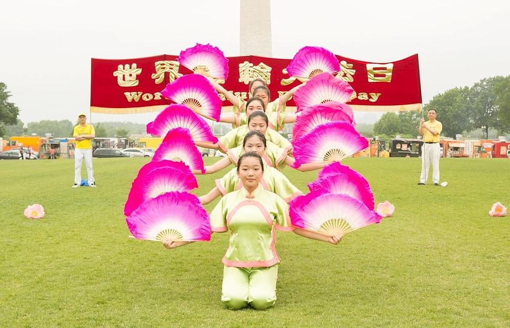 Mladi praktikanti iz Minghui škole izvode ples sa lepezama.