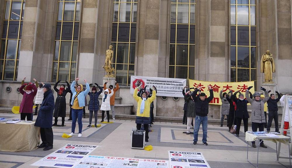 Praktikanti demonstriraju izvođenje Falun Gong vježbi na Trga ljudskih prava u Parizu.