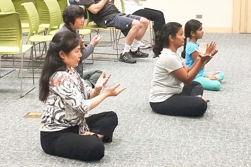 Gđa Li (prva s lijeve strane) uči petu Falun Gong vježbu. 