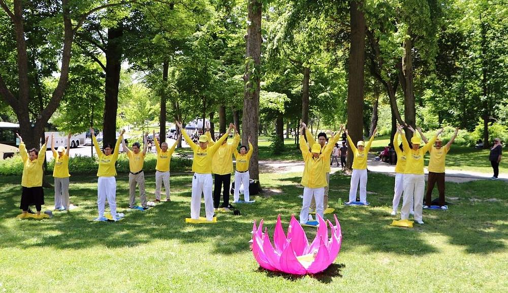 Falun Dafa praktikanti izvode vježbe u blizini Slapova Niagare 