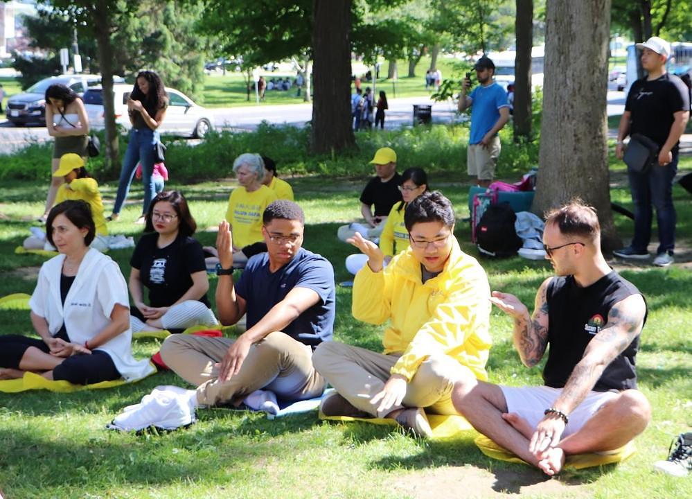 Turisti uče Falun Dafa vježbe 