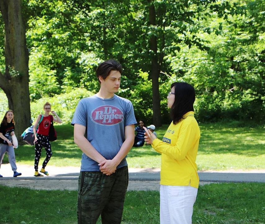 Scott je naučio vježbe i kazao da će se potruditi da saznati više na Falun Dafa web stranici. 