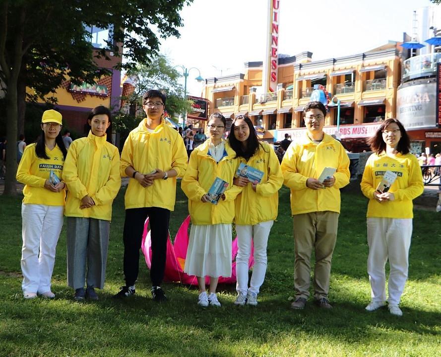 Praktikanti Falun Gonga svakodnevno putuju iz Toronta i okoline na Nijagarine vodopade kako bi podigli svijest o progonu Falun Gonga u Kini.