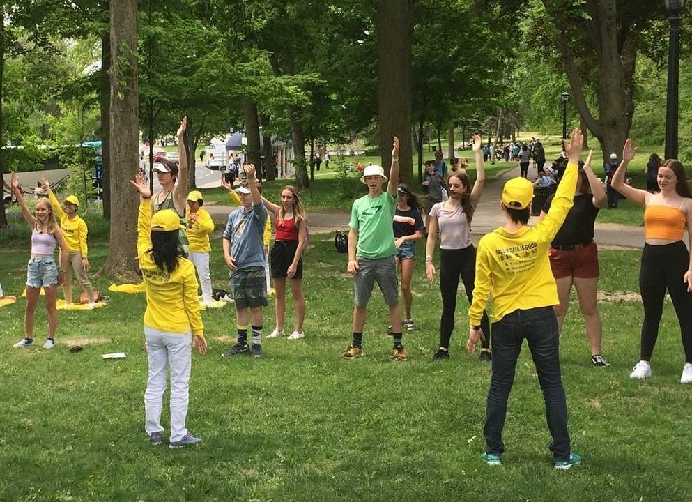 Praktikanti Falun Gonga podučavaju vježbama prolaznike koji su zainteresovani za učenje ove prakse.