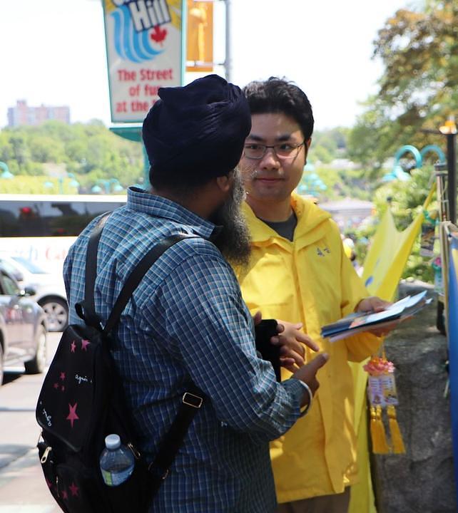 Falun Gong praktikanti razgovaraju sa ljudima o dvadesetogodišnjem progonu u Kini.