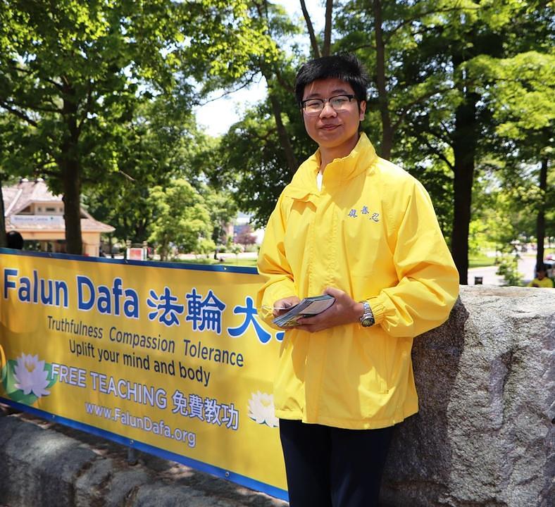 Robert je Falun Gong praktikant 