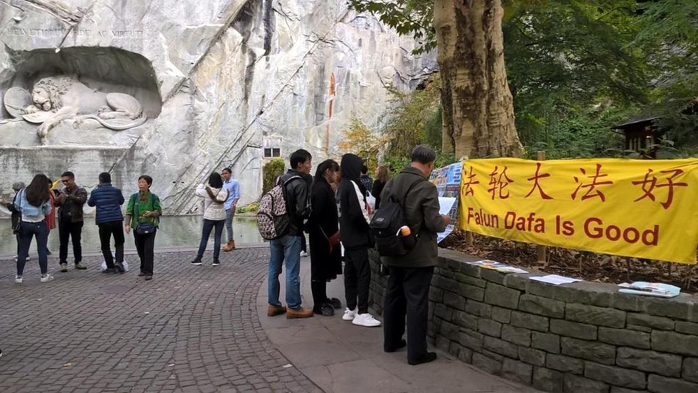 Turisti čitaju izložbene ploče kod Spomenika lavu, u listopadu 2018. godine.