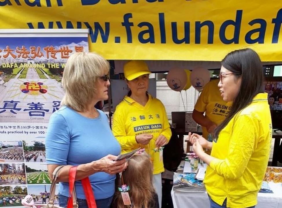 Falun Gong praktikanti predstavljaju publici ovu praksu.