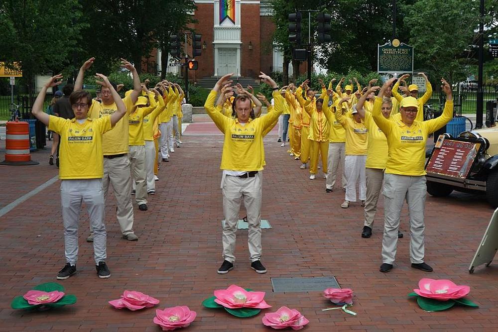 Demonstracija izvođenja Falun Gong vježbi na pijaci u Church Street.