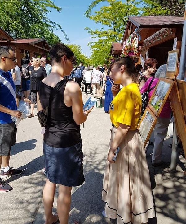 Posjetioci dobivaju informacije o Falun Gongu