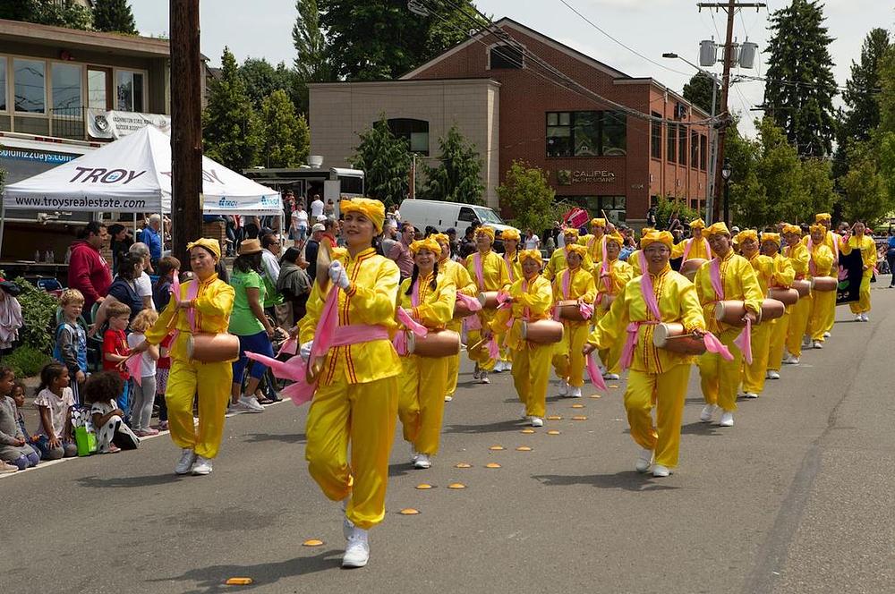 Gledaoci su toplo primili nastup Falun Gonga praktikanata na paradi održanoj u sklopu Festivala slobode održanoj u Bothellu, u Washingtonu.