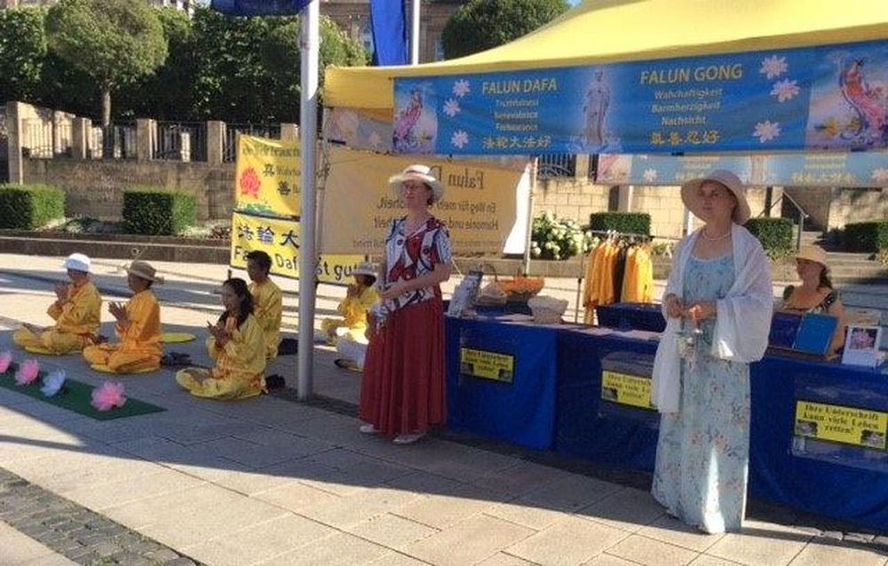 Praktikanti Falun Gonga su postavili štand na kojem su posjetiocima sajma govorili o ovoj praksi meditacije i dvadesetogodišnjem progonu u Kini.