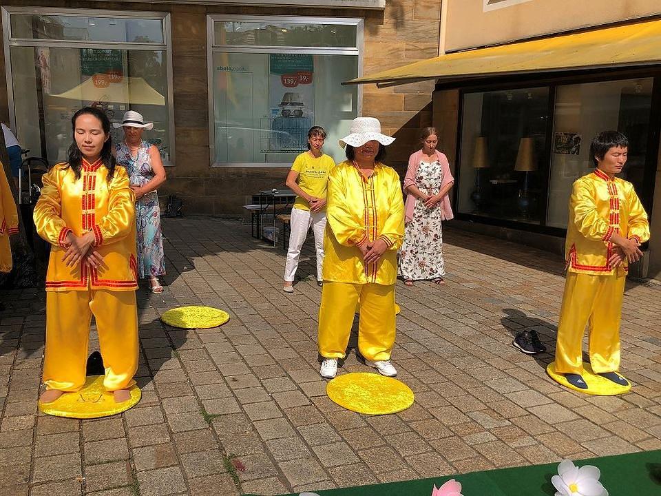 Demonstriranje izvođenja Falun Dafa vježbi 