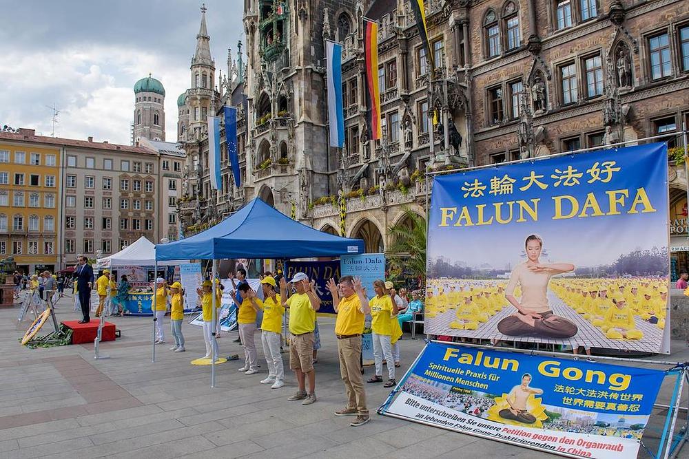 Demonstracija izvođenja Falun Gong vježbi na skupu 19. jula 2019. u Minhenu.