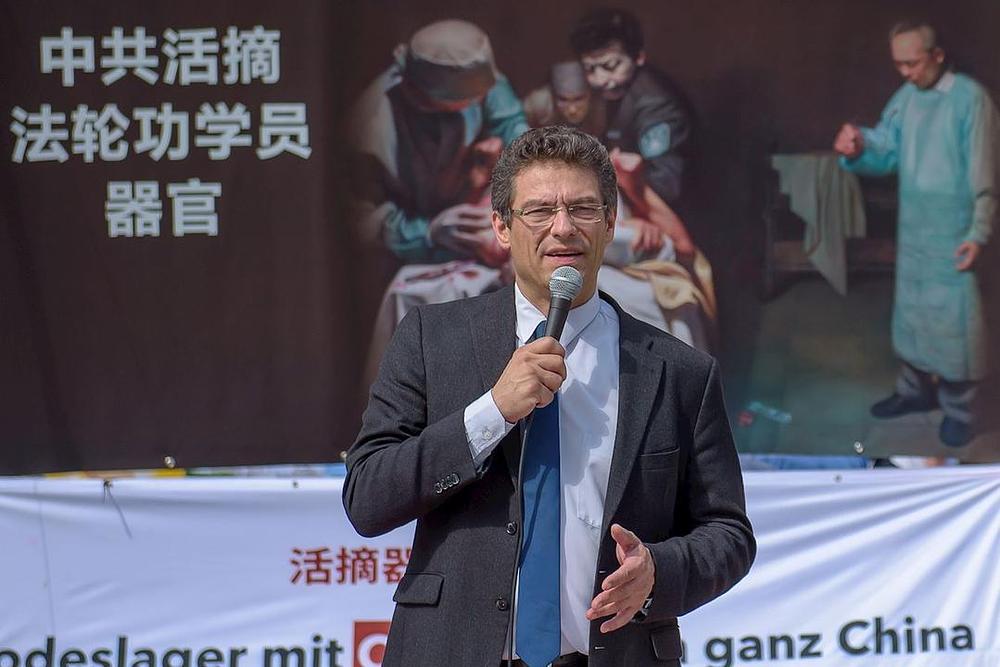 Član parlamenta Wolfgang Wiehle govori na mitingu.
