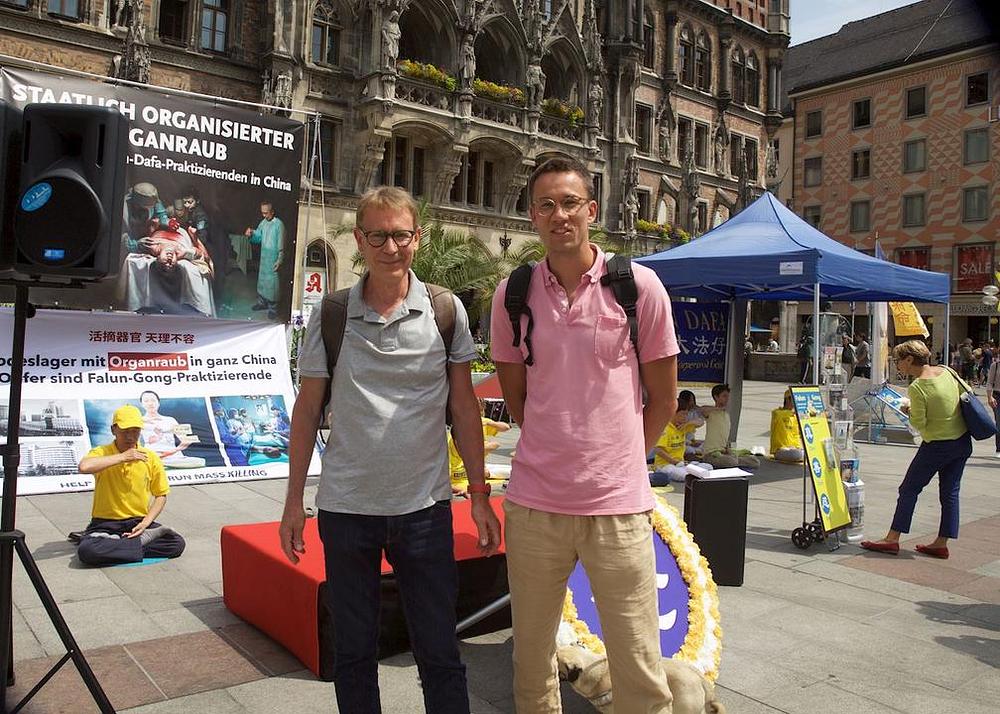 Socijalni radnik Stefan Schmider (desno) i njegov kolega sa posla su potpisali peticiju. Stefan je za nasilnu žetvu organa čuo u medijima.