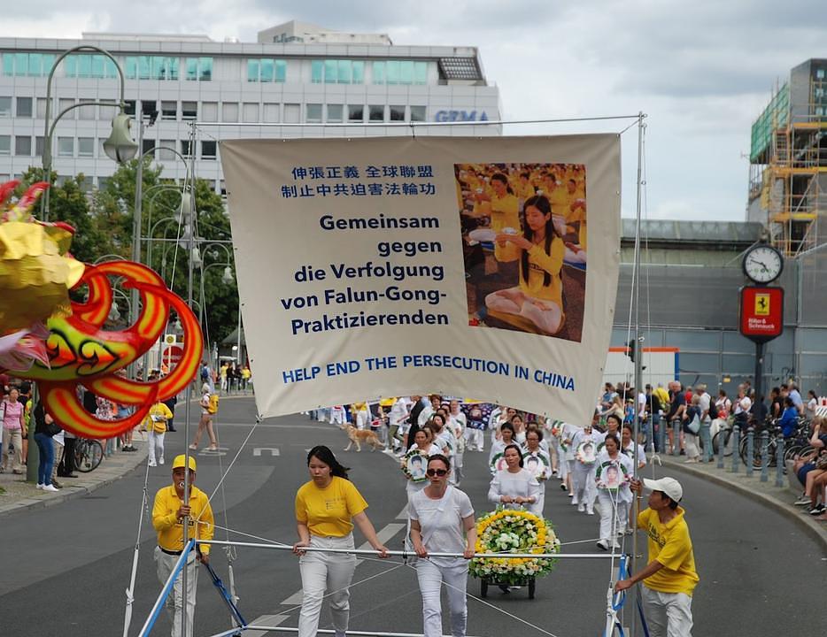 Praktikanti Falun Gonga su u Berlinu, 10. avgusta 2019. godine, održali marš s ciljem podizanja javne svijest o progonu u Kini.