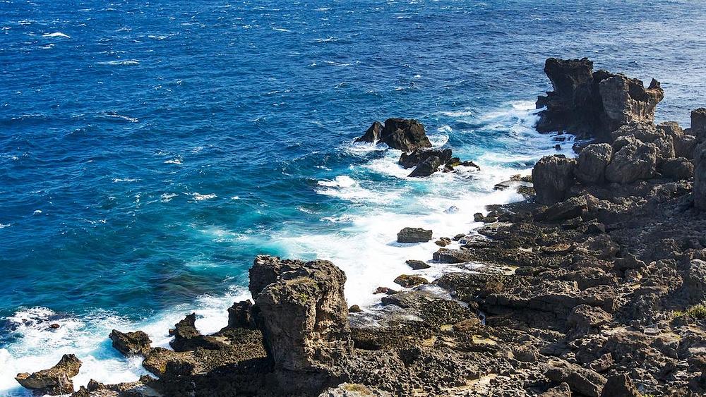 Maobitou je jedno od najpoznatijih živopisnih mjesta u Kentingu zbog formacije stijena koja podsjeća na mačku koja gleda u okean (na slici krajnje desno). 