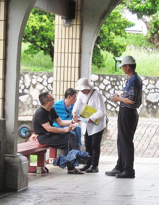 Falun Gong praktikanti turistima na Maobitou govore o praksi i progonu.
 