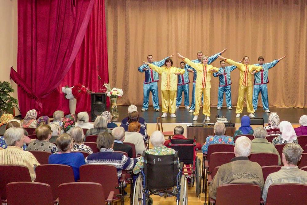 Falun Dafa praktikanti demonstriraju vježbe u centru za starije osobe u Kostromi 
