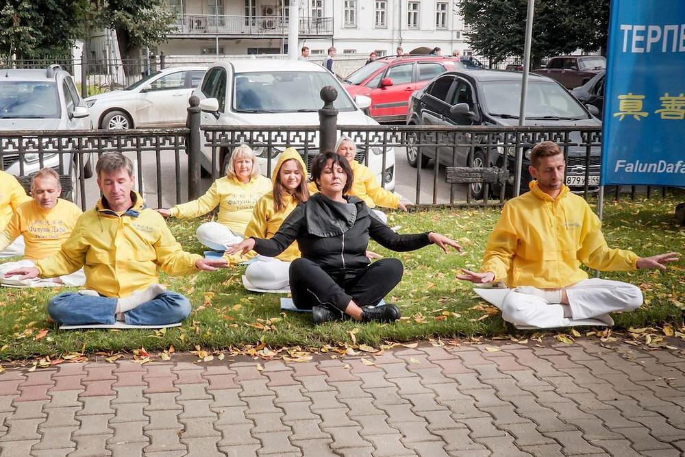 Svetlana iz Moskve (u sredini, prvi red) uči Falun Dafa 