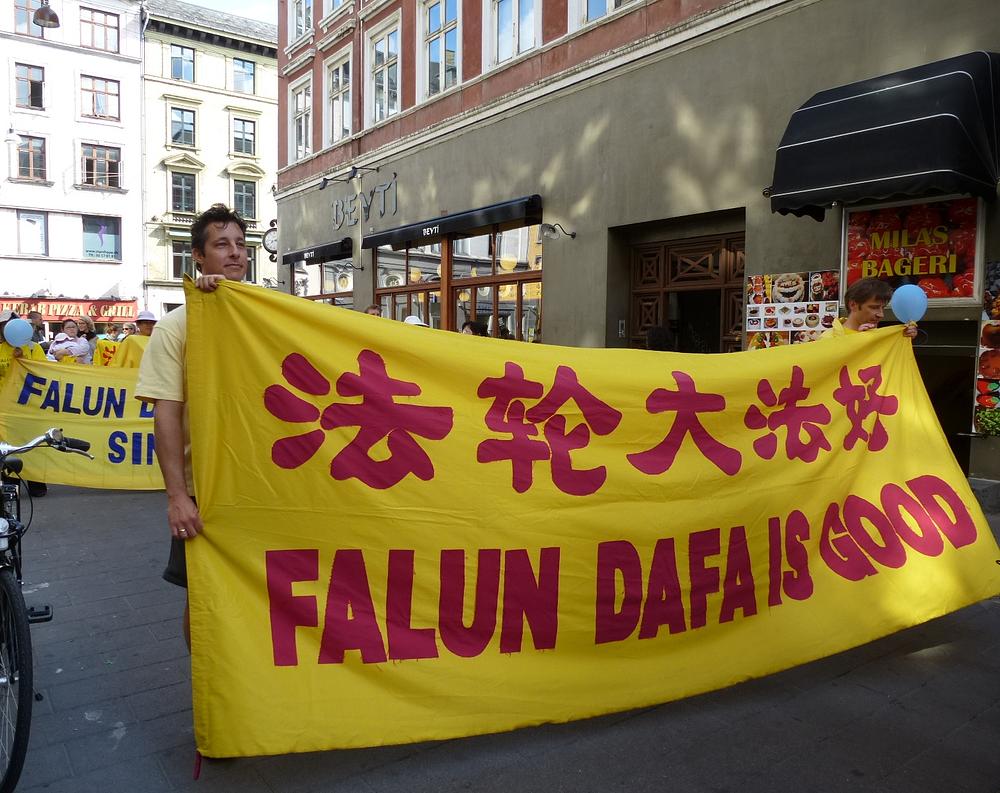 Falun Dafa praktikanti u Kopenhagenu sudjeluju u povorci godišnjeg multikulturalnog festivala.
