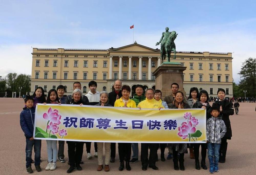 Praktikanti proslavljaju Svjetski Falun Dafa dan i žele Učitelju Liju sretan rođendan ispred Kraljevske palače u Oslu, Norveška.