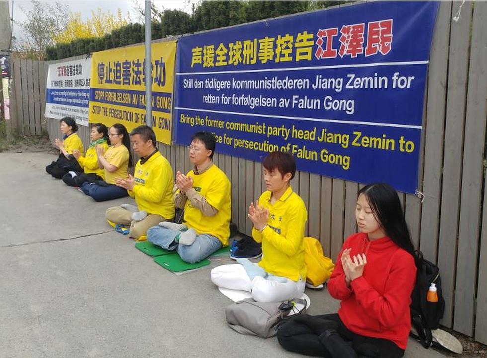 Praktikanti mirno meditiraju ispred kineske ambasade
