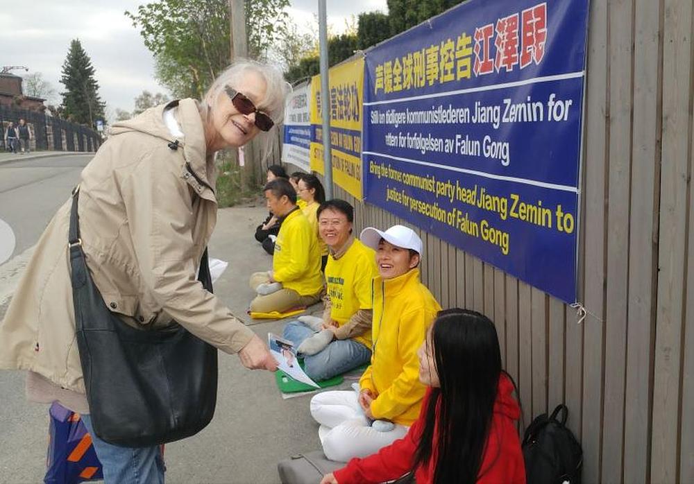  Anna razgovara s praktikantima o Falun Dafa