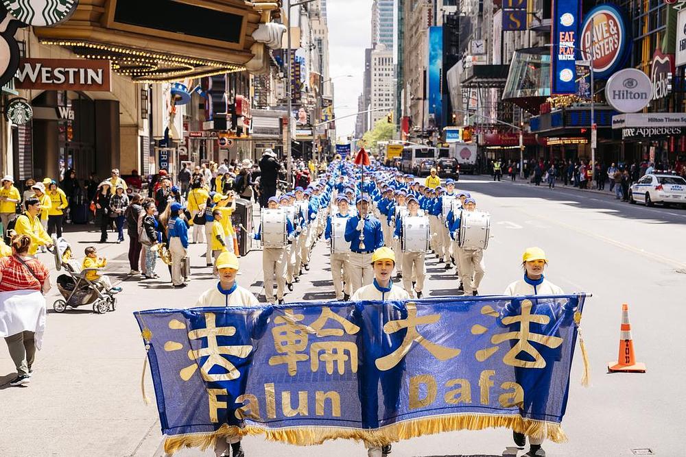 Tian Guo Marching Band se kreće najprometnijom njujorškom ulicom - 42. ulicom u New Yorku - 16. maja 2019. godine