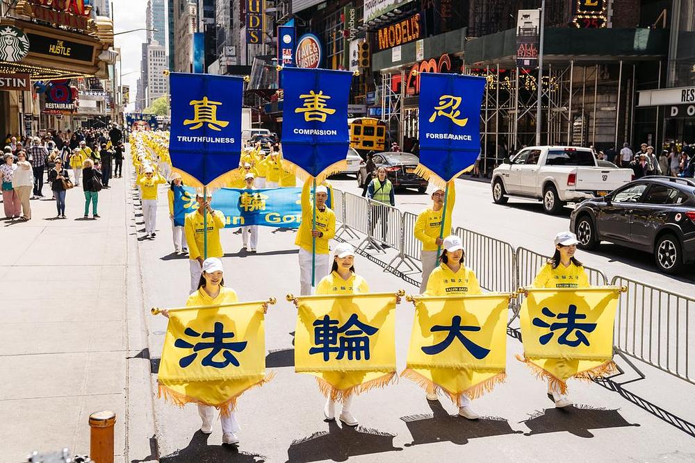 Na transparentima piše “Falun Dafa” i njegove temeljne vrijednosti, “Istinitost-Dobrodušnost-Tolerancija”