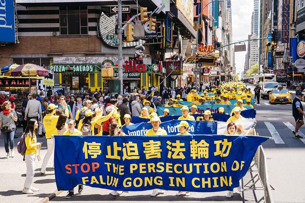 Transparenti koji pozivaju na okončanje progona Falun Dafa u Kini