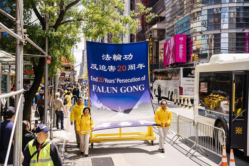 Transparent koji poziva na okončanje 20 godina dugog progona Falun Dafa
