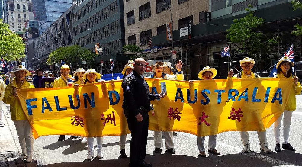 Tim Popal, policajac, je izjavio da je Falun Dafa parada bila najbolja i najmirnija koju je ikada gledao.