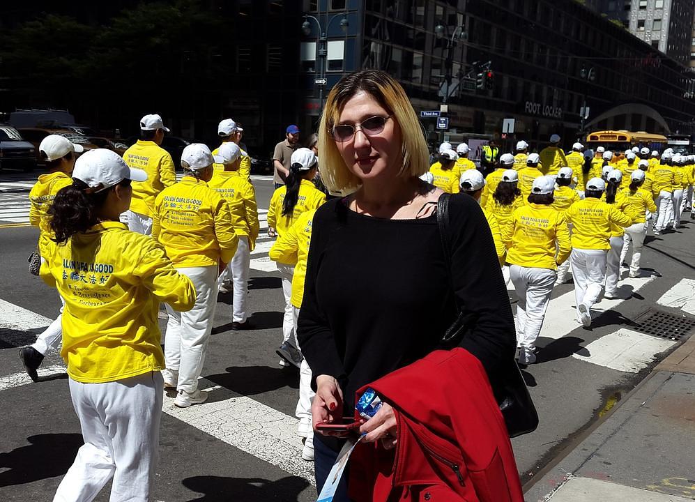 Julia Mateo, certificirana medicinska sestra iz Australije, je rekla da vjeruje da će ljudi u New Yorku sigurno podržati Falun Dafa nakon što su vidjeli paradu.