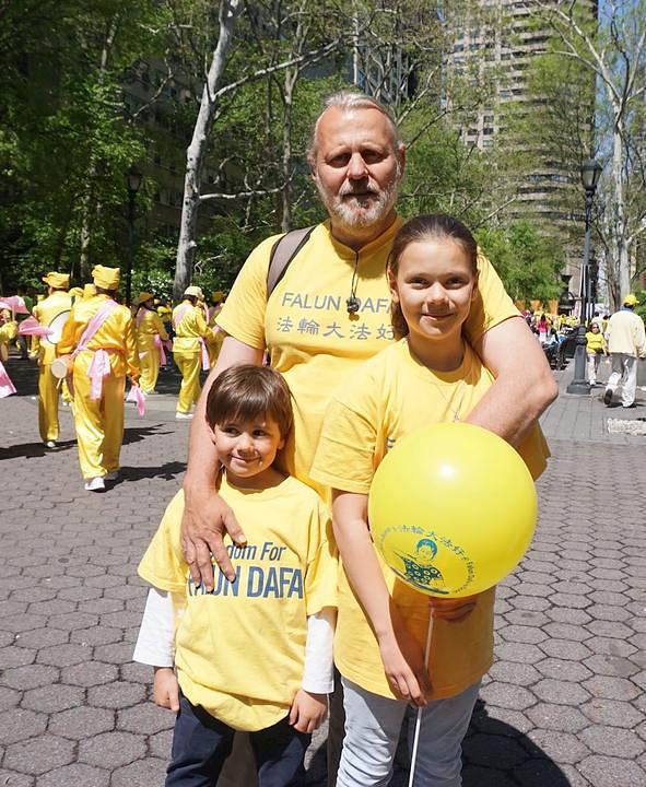 Praktikant Stéphane Mayer iz Francuske i njegovo dvoje djece. Falun Gong je počeo prakticirati 1999. godine.
