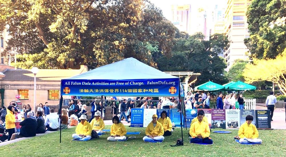 Praktikanti demonstriraju vježbu sjedeće meditacije na Noćnoj tržnici rezanaca održanoj od 16. do 18. oktobra 2019. godine.