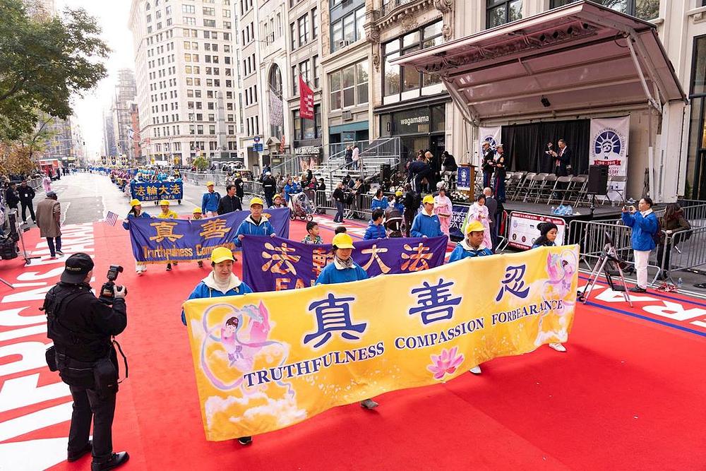 Falun Dafa povorka na 100. po redu povorci Dana veterana grada New Yorka 11. novembra 2019. godine.