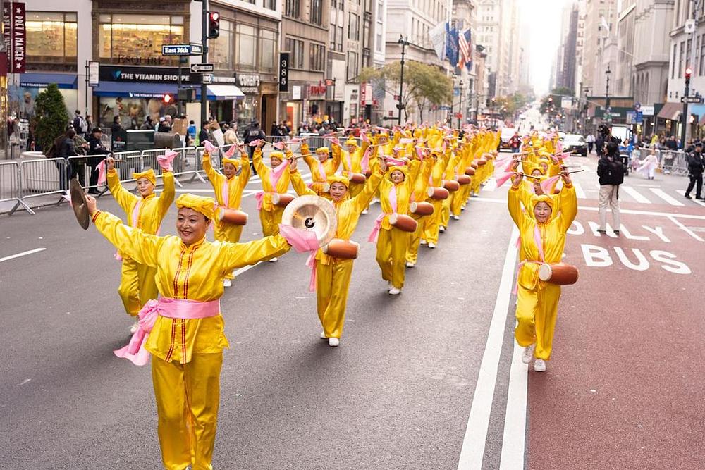 Falun Dafa povorka na godišnjoj paradi na Petoj aveniji u New Yorku.