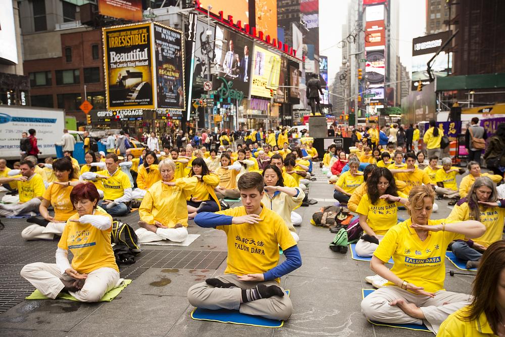 [Grupne vježbe na Times Square-u](/articles/853-20140531-times-square-grupna-meditacija-prikazuje-drevnu-praksu-na-modernoj-raskrsnici-svijeta) u četvrtak, 16. maja 2014.