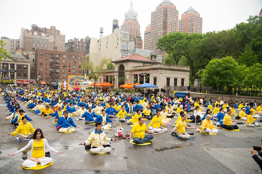 Grupne vježbe na Union Square-u u donjem Manhattanu 16. maja