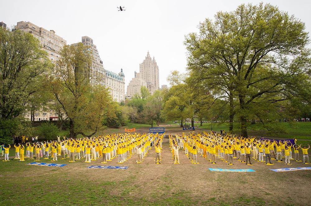  Falun Dafa praktikanti iz svih sfera života i svih etničkih pripadnosti pridružili su se [grupnim vježbama u Centralnom parku](http://en.minghui.org/html/articles/2014/5/12/785.html) u subotu ujutro 10. maja 2014.