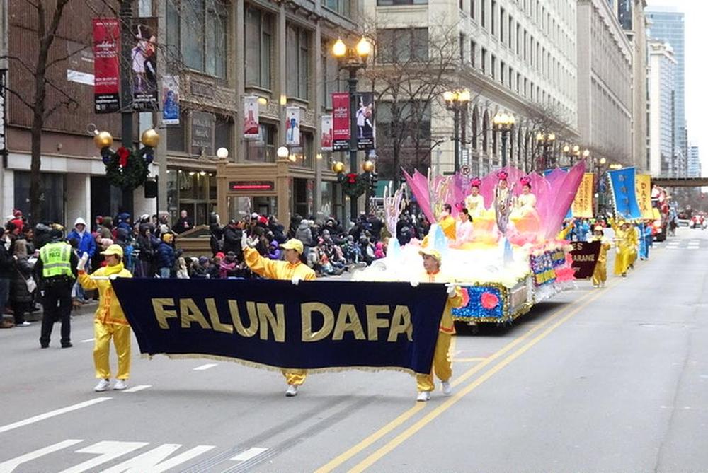 Falun Dafa praktikanti učestvuju u 86. godišnjoj Paradi u povodu dana zahvalnosti održanoj u Chicagu 28. novembra.