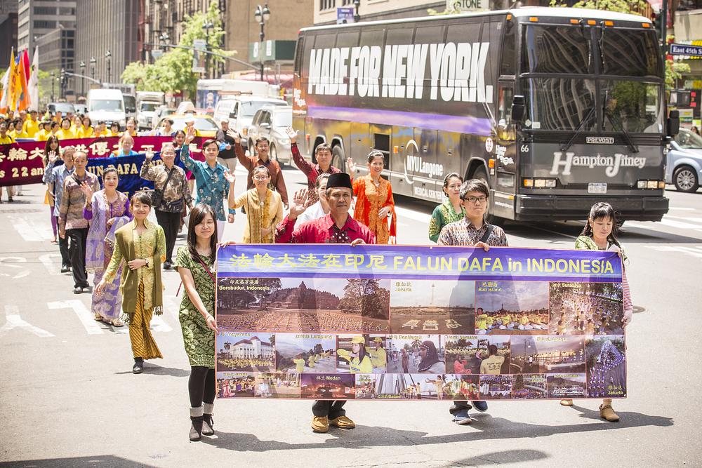 Falun Dafa praktikanti su u svojim narodnim nošnjama odali priznanje Svjetskom Falun Dafa danu tokom parade u Manhattanu 14. maja.